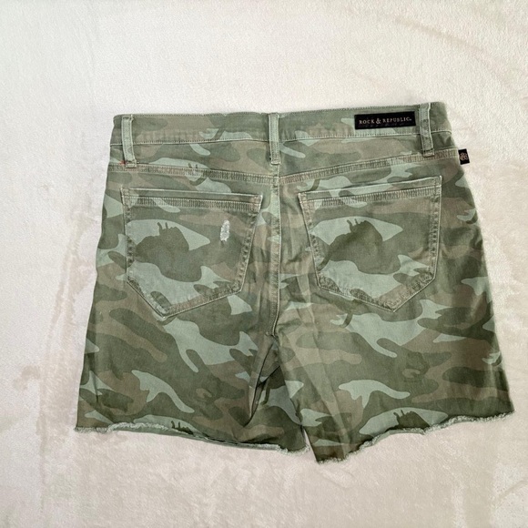 Rock & Republic Camouflage Green Shorts - Picture 2 of 7